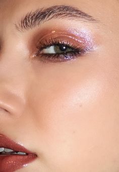 Glossy makeup Glossy Dewy Makeup, Wet Glossy Makeup, Glossy Purple Makeup, Wet Makeup Look Editorial, Glazed Eyes, Glossy Editorial Makeup, Pop Makeup