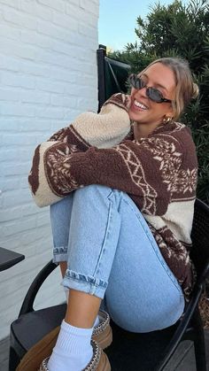 Vintage Outfit Womens, Neutrals Aesthetic Outfits, Fall Outfits Ideas For Women, Autumn And Winter Outfits, Oversized Quarter Zip Outfit, Fall Outfits Women Aesthetic, Fall Outfit 2024, Winter 2023 Fashion Trends Women, Fall Outfit Inspo 2024