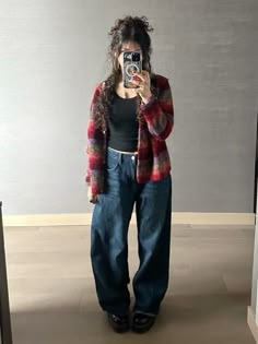 Masc Femme Outfits, Plus Size Baggy Jeans Outfit, Gay Outfits Women, 90s Fall Outfits, Soft Grunge Outfits Aesthetic, Flea Market Outfit, Midsize Fits, Outfits With Pants, How To Style A Cardigan