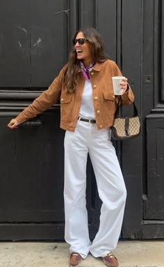 Boho City Outfits, Jeans Boho Outfit, White Jeans Street Style, Brown Shirt Outfit, Ginger Outfits, Cozy Casual Outfits, Outfits Uni, 70s Accessories, Outfits For Mom