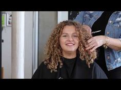 HOW TO QUICKLY CREATE SHAPE IN CURLY HAIR CUTTING - YouTube How To Cut Your Own Curly Hair, How To Cut Curly Hair At Home, How To Cut Curly Hair In Layers, Diy Curly Haircut, How To Cut Curly Hair, 3a Curly Hair, Curly Hair Specialist, One Length Hair, Bushy Hair