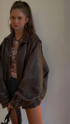 Nyc Winter Outfits, Leather Jacket Outfits, School Looks, Looks Street Style, Mode Inspo, Brown Leather Jacket, 가을 패션, Mode Vintage, Mode Inspiration