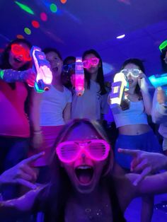 Birthday Party Glow In The Dark, Glow In The Dark Party Aesthetic, Birthday Ideas Neon, Neon Birthday Ideas, Glow Party Photo Booth, Neon Birthday Party For Teens, Neon Bday Party, Neon Party Games, Thirteenth Birthday Ideas