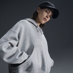 Grounded in style, comfort and versatility, meet our take on luxury loungewear. Our roomiest fit paired with exaggerated details (like the oversized pocket and taller ribbing) ensures this hoodie is anything but basic. All that's left to decide is whether to style it with the matching sweats or other pieces from your wardrobe. Nike Lounge Wear, Nike Hoodie Women, Merch Shoot, Nike Sportswear Phoenix Fleece, Matching Sweats, Luxury Loungewear, Hoodie Allen, Loungewear Luxury, Hoodie Women