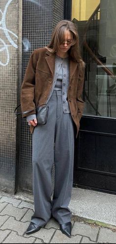 Fashion Inspo 2024, Brown And Grey Outfit, Grey And Brown Outfit, Brown Clothing, Dark Academia Fashion, Academia Fashion, Grey Style, Brown Outfit, Grey Outfit