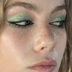 Green Eyeshadow Aesthetic, Green Mermaid Makeup, Birthday Makeup, Green Makeup, Mermaid Makeup, Dramatic Makeup