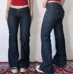 Flare Jean Outfits Summer, Flared Jeans Outfit Spring, Oxford Jeans Outfit, Black Flares Outfit, Broad Shoulder Women, Downtown Outfits, 2000s Fashion Outfits, Swaggy Outfits, Jeans Outfit