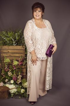 30 Elegant Mother of the Bride Outfits for Spring/Summer | weddingsonline Mother Of The Bride Plus Size, Bride Plus Size, Mothers Gowns, Bride Suit, Bride Dress Lace, Elegant Jumpsuit, Attractive Dresses