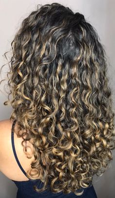 Subtle Balayage Curly Hair, Curly Hair Hilights Curls, Blonde Highlights In Curly Brown Hair, Partial Highlights For Dark Hair Curly, Caramel Blonde Highlights Curly Hair, Curly Hair Color Ideas Highlights Caramel Curls Dark Brown, Curly Hair Highlights Brown, Highlights For Curly Brown Hair, Curly Hair Partial Highlights