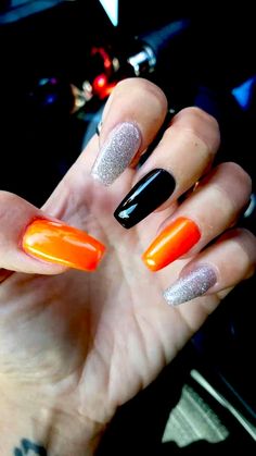 October Nails Orange And Black, Halloween Colors For Nails, Orange Halloween Nails Ideas, Black And Orange Sparkle Nails, Black White Orange Nails, Simple Halloween Nails Orange, Halloween Nail Designs Orange And Black, Halloween Nail Inspo Simple