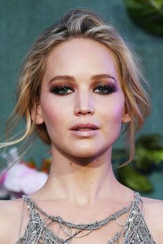 Jennifer Lawrence Eyes, Celebrity Makeup Fails, Jennifer Lawrence Makeup, Tousled Updo, Eye Makeup Cut Crease, Red Carpet Makeup, Makeup Gallery, Red Carpet Hair, Celebrity Makeup Looks