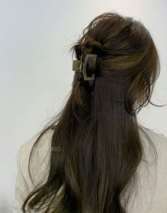 Half Up Half Down Messy, Hairstyle Claw Clip, Hair Clip Hairstyles, Half Updo Hairstyles, Clip Hairstyles, Work Hairstyles, Half Up Hair, Everyday Hairstyles