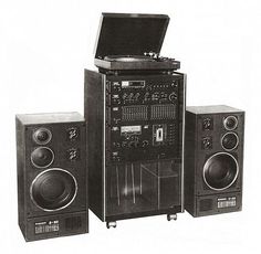 an old stereo system with speakers and a record player