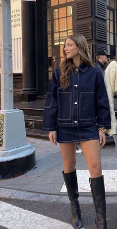 Nyc Dinner Outfit, Ny Fits, Fashion Intern, London Outfits, Casual Chique Stijl, Jeans Trend, Walking Down The Street, Perfect Closet, Neue Outfits