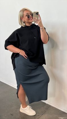 Crew Neck And Dress Outfit, Oversized Tunic Outfit, Hoodie And Midi Skirt Outfit, Fall T Shirt Dress Outfit, Cute Dress Down Outfits, Size 26 Fashion, Hoodie And Skirt Outfits Black Women, Skirt With Hoodie Outfit, Casual Restaurant Outfit