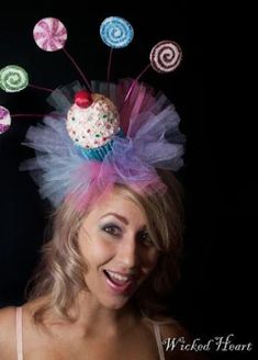 Pra Quem tem Estilo Cupcake Hats, Crazy Hat, Clever Halloween, Crazy Hat Day, Clever Halloween Costumes, Easter Hats, Hat Day, Hat Fascinator