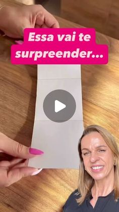 a woman holding up a piece of paper with the words, essa vai te supreender