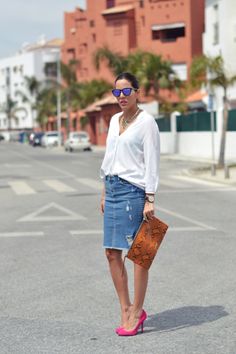 How To Dress Up Jeans | StyleCaster Outfits With Denim Skirt, Ripped Denim Skirts, Dress Up Jeans, Denim Skirt Outfits, Denim Pencil Skirt, Outfit Jeans, Summer Fashion Dresses, Denim Midi Skirt, Jeans Rock