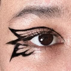 Cool Black Eyeliner Looks, Cute Eyeliner Looks, Artistic Eyeliner, Creative Eyeliner Looks, Halloween Makeup Beauty, Design Eyeliner, Butterfly Liner, Grunge Clothing Aesthetic, Eyeliner Design