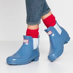 New With Box Short Blue Hunter Boots. Style Is Chelsea. Color Is Medium Blue. Only Tired On And Wore Around The House For Short Time. Size 6 Boots Style, Hunter Shoes, Women Hunters, Hunter Boots, Winter Rain, Medium Blue, Rain Boots, The House, Chelsea