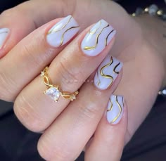 #nails #uñas #nude #pink #glam #golden #white Golden Nails, Pink Glam, Short Nail Designs, Oval Nails, Nails Desing, Dipped Nails, Elegant Nails