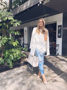 Outfit Con Jean Claro, Chic White Zara Outerwear, Chic Off-white Blouse For Beach, Chic White Bag With Chain, Chic White Zara Blazer, Outfit Con Jean, White Blazer And Jeans, Chic Off-white Long Pants, Jean Claro