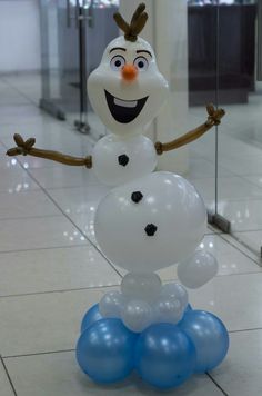 the balloon sculpture is made to look like a snowman