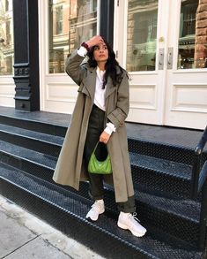 Outfits With White Sneakers, Danie Sierra, White Sneakers Outfit, Khaki Coat, Jeanne Damas, Fire Fits, Catherine Deneuve, Estilo Chic, Sporty Outfits