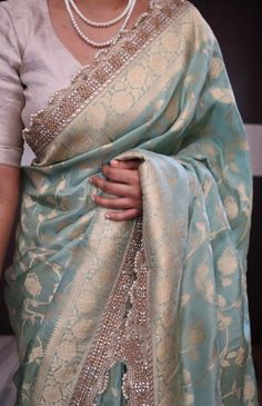 Exclusive Saree Blouse Designs, Linen Silk Saree, Banarsi Saree, Saree Designs Party Wear, Indian Dresses Traditional, Indian Bridal Fashion, Pure Silk Saree, Elegant Saree, Stylish Sarees