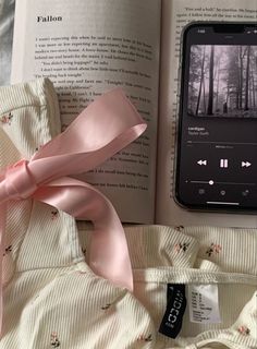 Reading Coquette, Coquette Wallpapers, Taylor Core, Romantic Academia, Pink Girly Things, Pink Vibes, Princess Aesthetic, Pink Themes