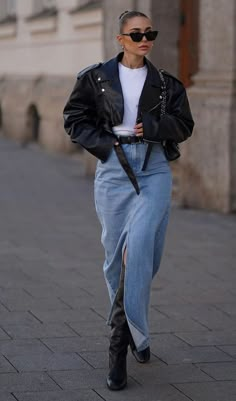 Jaqueta de couro e saia longa jeans Casual Classy Outfits, Dress Trending, Jae Suk, Jean Skirt Outfits, Looks Jeans, Jeans Street Style, Ny Style, Long Denim Skirt, Fashion Corner