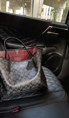 Inside My Bag, Luxury Bags Collection, Purse Essentials, Coach Tote Bags