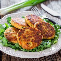 crab cakes on a plate with lettuce and carrots in the background text overlay says easy crab cakes