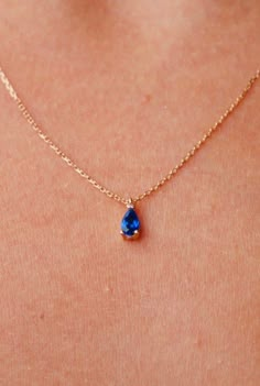 Sapphire And Gold Necklace, Simple Gem Necklace, Gold Sapphire Jewelry, Sapphire Jewelry Necklace Simple, Dainty Sapphire Necklace, Smaragd Necklace, Sapphire Gold Necklace, Sapphire Jewelry Aesthetic, Gold Sapphire Necklace