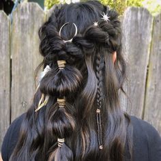 Forest Witch Hairstyles, Fortune Teller Hairstyle, Witchy Hairstyles For Short Hair, Easy Witchy Hairstyles, Fantasy Inspired Hairstyles, Dark Fantasy Hairstyles, Witchy Hairstyles Curly, Witchy Braids, Witchy Wedding Hair