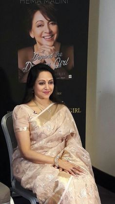 Hemamalini Cotton Sarry Blouse Designs, Saree Jacket Sleeve Designs, Jamdani Blouse Designs, Kota Silk Saree Blouse Designs, Short Hands Blouse Designs, Short Hand Blouse Designs, Bollywood Style Designer Cotton Silk Blouse, Sharmila Tagore Blouse Design, Bollywood Style Cotton Silk Blouse