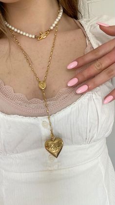 #jewelry #jewelryaesthetic #necklace #pendant #heart #gold Ldr Necklace, Necklace Outfit, Pendant Heart, Heart Shaped Necklace, Dream Jewelry, Jewelry Inspo