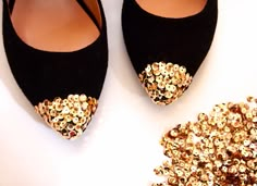 Add some sparkle to your step with these DIY sequin flats. Diy Sequin, Sequins Diy, Diy Fashion Trends, Ballerina Costume, Sequin Shoes, Diy Fashion Ideas, Sequin Crafts, Diy Fashion Projects