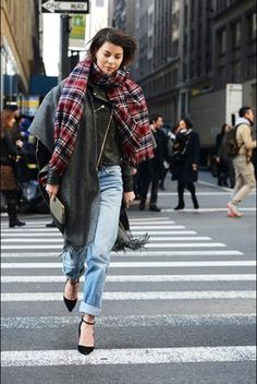 tresgresor Scarf Street Style, Nyc Street Style Fall, Look Grunge, Tommy Ton, Street Style Grunge, Nyc Street Style, Tartan Scarf, Mode Casual, Autumn Street Style