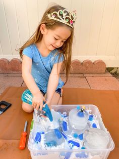 Easy Frozen Ice Sensory Bin that is STEAM Approved! • Tiffanie Anne Blog Frozen Activity, Disney Steam Activities, Olaf Party Ideas, Frozen Toys In Ice Activity, Ice Kids Activities, Frozen Sensory Bin, Elsa Birthday Party Games, Frozen Party Games For Kids