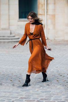 10 maneiras de usar vestido envelope. Vestido marrom com transparência, lingerie à mostra, bota de salto e bico fino Burnt Orange Outfit, Pfw Street Style, Fashion Vogue, Fashion Week 2018, Street Style 2017, Orange Outfit, Karlie Kloss, Street Style Trends, Street Style Summer