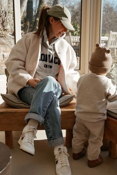 Autumn Outfits For Mums, Mum Street Style, Street Style Mom Outfits, Mom Autumn Outfit, Mum Winter Fashion, Cute Comfy Casual Outfits Winter, Mum Casual Winter Outfits, New Mom Astethic, Autumn Outfits For Moms