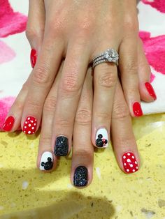 Mickey Minnie Nails, Christmas Nails Disney, Disney Nails Mickey, Minnie Nails, Disneyland Nails, Nails Disney, Disney Nail Designs, Mickey Mouse Nails, Minnie Mouse Nails