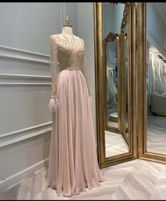 Engagement Dress Hijab, Soiree Outfit, Simple Evening Dress, Stylish Wedding Dresses, Engagement Dress, Fancy Dresses Long, Long Prom Gowns, Braut Make-up, Beautiful Dress Designs