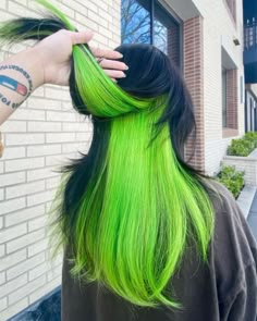 This SLIME green split by @colouredbycat has us green with envy 🧚Use Lunar Tides Aurora + Neon Lime to re-create this look 💫 Black Hair Green Underneath, Hair Color Ideas For Black Hair Peekaboo, Hairdye Ideas, Green Era, Underneath Hair Color Ideas