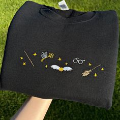 ♡ MESSAGE FOR YOU ♡ Introducing embroidered sweatshirt and embroidered shirt with embroidery on Fantasy and Magic themes. Perfect for fans of the school of magic and wizardry as a birthday gift, Christmas gift, or New Year gift. PRODUCT DETAILS We use the Gildan brand as blanks. 🔹SWEATSHIRTS: Classic fit, 50% cotton / 50% polyester, 271 GSM, fleece inside. 🔹T-SHIRTS: Classic fit, 100% cotton, 205 GSM. The white T-shirt is slightly see-through. Please check the SIZE CHART before purchasing. Uni Outfit Ideas Tshirt, Wizard Book, Tshirt Design Ideas, School Of Magic, Magic Theme, Magic Gift, Embroidered Sweatshirt, Embroidered Sweatshirts, Look Plus