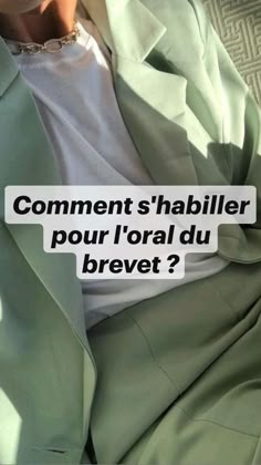 a person laying in bed wearing a green suit and white shirt with the words comments habiller pour l'oral du brevet?