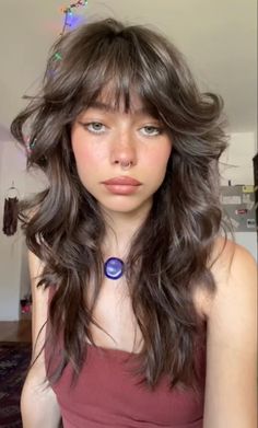 Drastic Layers Medium Hair, Haircuts For Straight Wavy Hair, Heavily Layered Hair With Bangs, Medium Length Haircuts Curtain Bangs, Midlength Haircuts Butterfly, 70s Haircut Layers, Fluffy Layered Hair Long, Haircut For Brunettes Medium, Med Hair With Layers