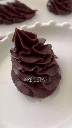 chocolate cupcakes on a white plate with the word receta in front of them