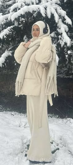 Snow Outfits For Women Hijab, Outfit Ideas Winter Modest, Hijabi Outfit School, Hijab Cold Weather Outfit, Modest Snow Outfits, Hijab Snow Outfit, Winter Outfits Modest Hijab, Winter Outfits For Hijabis, Snow Hijab Outfits